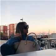 Chica graduada en Derecho por el Centro Universitario San Isidoro en Sevilla y con el título de Bachillerato de Humanidades y Ciencias Sociales. Manejo bien lengua, inglés y francés nivel básico